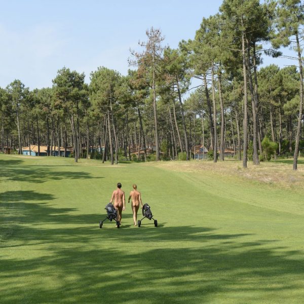 Bloot golfen, naturisten golfbaan, golfen in je blootje